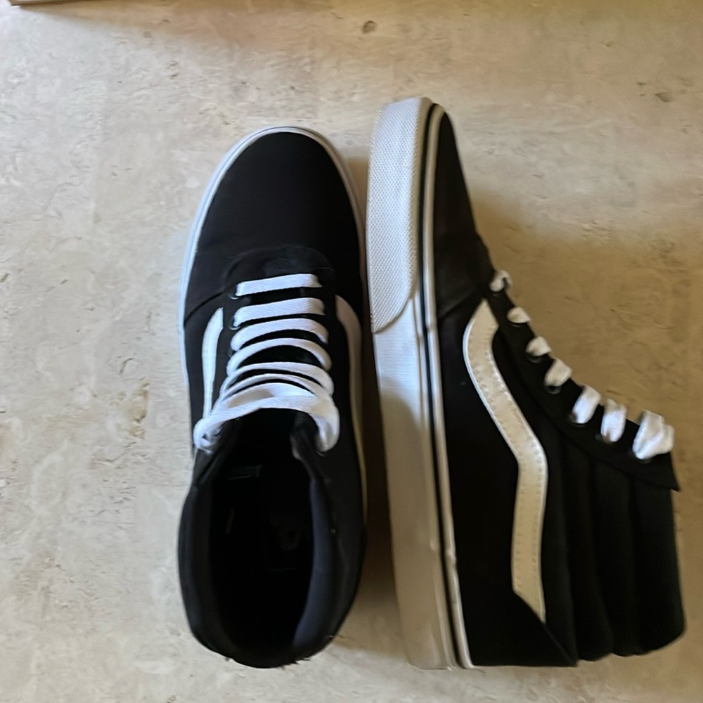 Vans “Off the Wall” Canvas Black/White